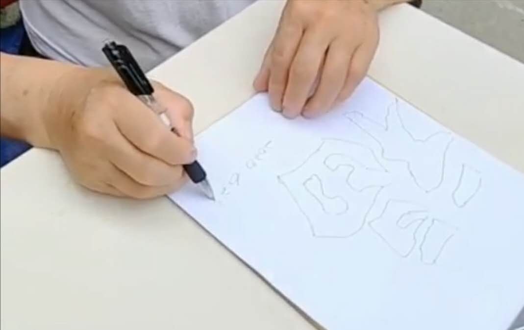 战“疫”连几月,家书抵万金丨陈爷爷的“福”字号飞机起飞啦
