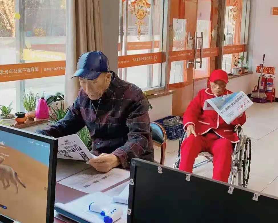 王爷爷和多奶奶的爱情故事|现在我就是一个万能胶!