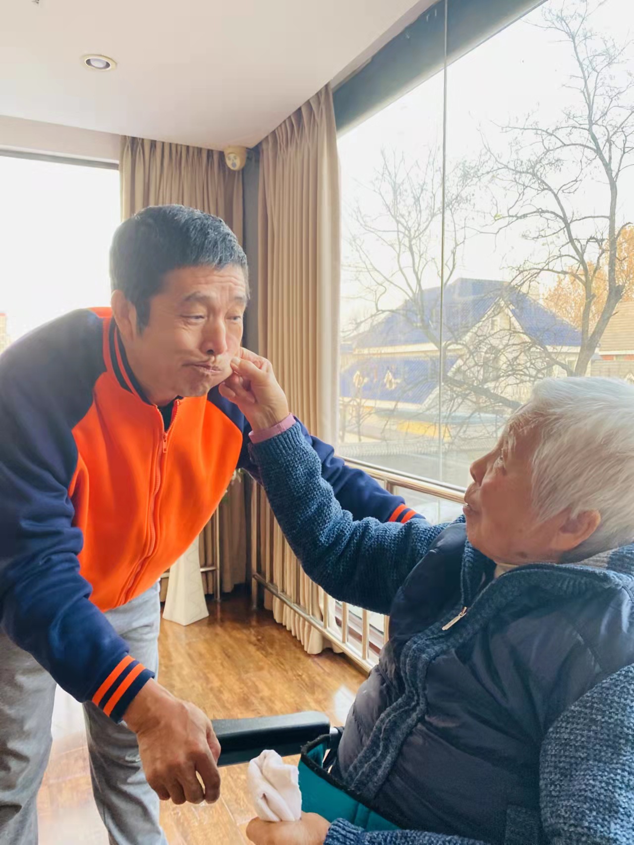 护理员里的男神们,也很温柔系列——喜欢写打油诗的陈师傅