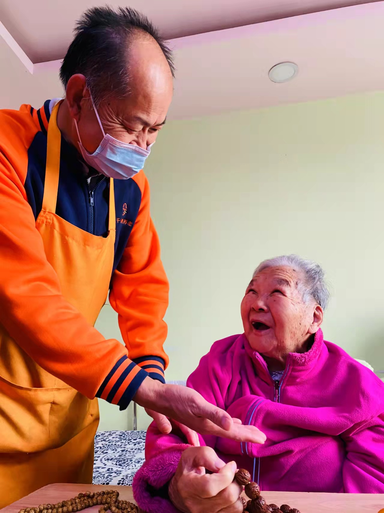 护理员里的男神们,也很温柔系列——终于学会微笑的张松杰师傅